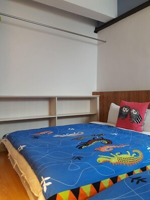Desk, blackout drapes, free WiFi, bed sheets - BoBo Bear B&B (Ji'an)