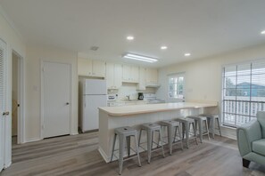 Fridge, microwave, oven, stovetop - Canal front property in the heart of Gulf Shores (Gulf Shores)