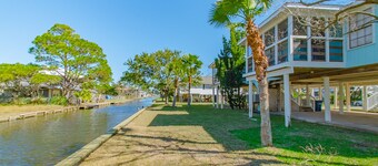 Kanavan edessä sijaitseva kiinteistö Gulf Shoresin sydämessä