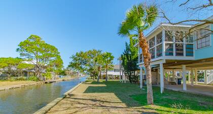 Kanavan edessä sijaitseva kiinteistö Gulf Shoresin sydämessä