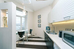 Réfrigérateur, micro-ondes, four, plaque de cuisson