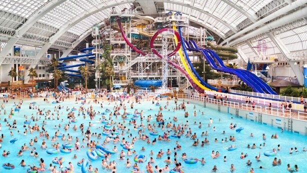 An indoor water park with multiple slides and a large pool area. - 5BR Bungalow: AC|Arcade|Foosball|Walk to WEM (Edmonton)