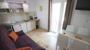 TV - Small Apartment For A Great Holiday (Zadar)