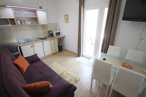 TV - Small Apartment For A Great Holiday (Zadar)