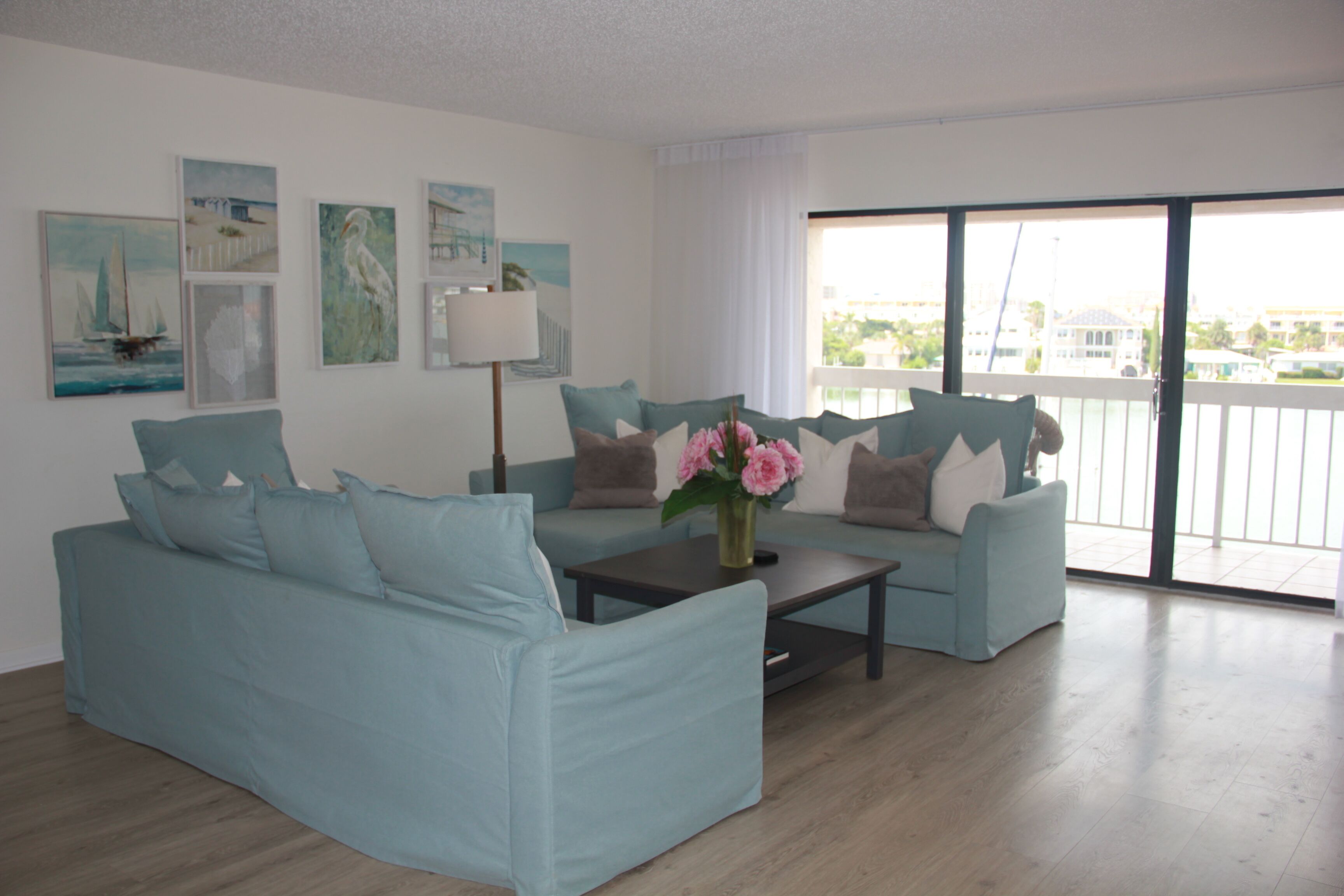 WATERFRONT CONDO , 2 BEDROOM , 5 MIN WALK TO CLEARWATER BEACH 