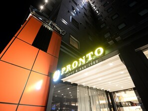 The exterior of a building with a prominent sign reading "PRONTO" and "Café & Bar 1988". - APA Hotel Tsukuba-Bampakukinenkoen-Ekimae (Tsukuba)