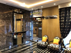 A modern lobby with a marble floor, a reception desk, and a bar area. - APA Hotel Tsukuba-Bampakukinenkoen-Ekimae (Tsukuba)