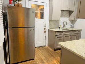 ثلاجة، ميكروويف، فرن، موقد طهي مسطح