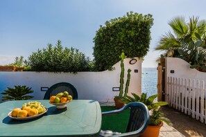 Outdoor dining - Blumarine house on the sea, parking and wi.fi (Avola)