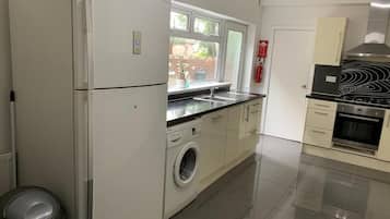 Microwave, oven, stovetop, cookware/dishes/utensils