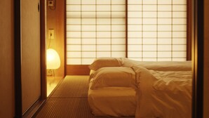 A hotel room with tatami flooring, a bed with white bedding, and a shoji screen with a grid pattern. - ZEN&BED Bogetsu-An (Koshu)