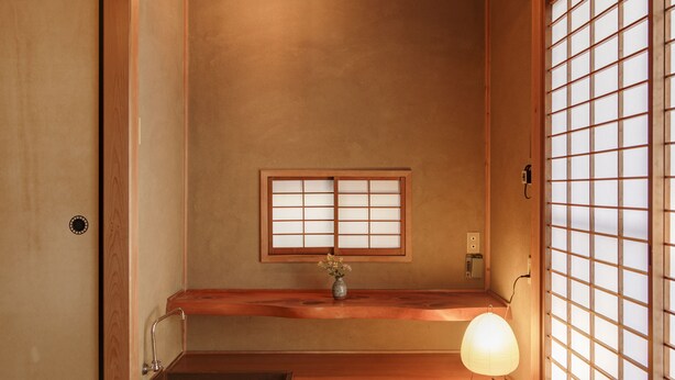 A traditional Japanese room with tatami flooring, a shoji screen, a small window, and a paper lantern. - ZEN&BED Bogetsu-An (Koshu)
