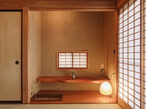 A traditional Japanese room with tatami flooring, a shoji screen, a small window, and a paper lantern. - ZEN&BED Bogetsu-An (Koshu)