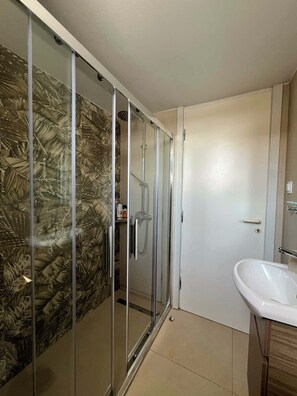 Ensemble baignoire-douche, séchoir à cheveux, serviettes fournies, savon