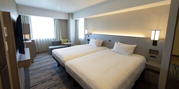 Odada kasa, masa, güneşlik/perde, ütü/ütü masası 