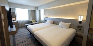 In-room safe, desk, blackout curtains, iron/ironing board - Asakusa Tobu Hotel (Tokyo)