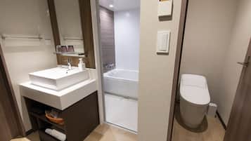 Un bagno moderno con lavandino, specchio e water bianchi.