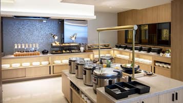 Daily buffet breakfast (JPY 3300 per person)