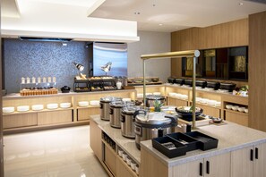 Petit déjeuner buffet (3300 JPY par personne)