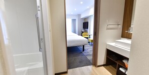 Deluxe-Dreibettzimmer, Nichtraucher | Badezimmer | Kostenlose Toilettenartikel, Haartrockner, Hausschuhe, Bidet