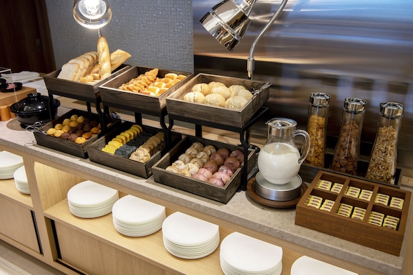 Daily buffet breakfast (JPY 3300 per person)