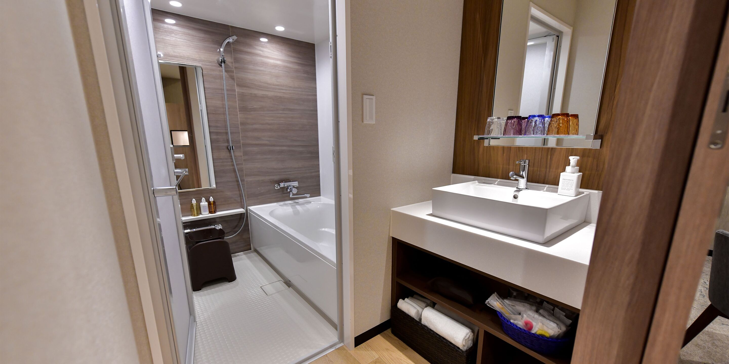 deluxe fourth room non smoking | bathroom | free toiletries, hair dryer, slippers, bidet