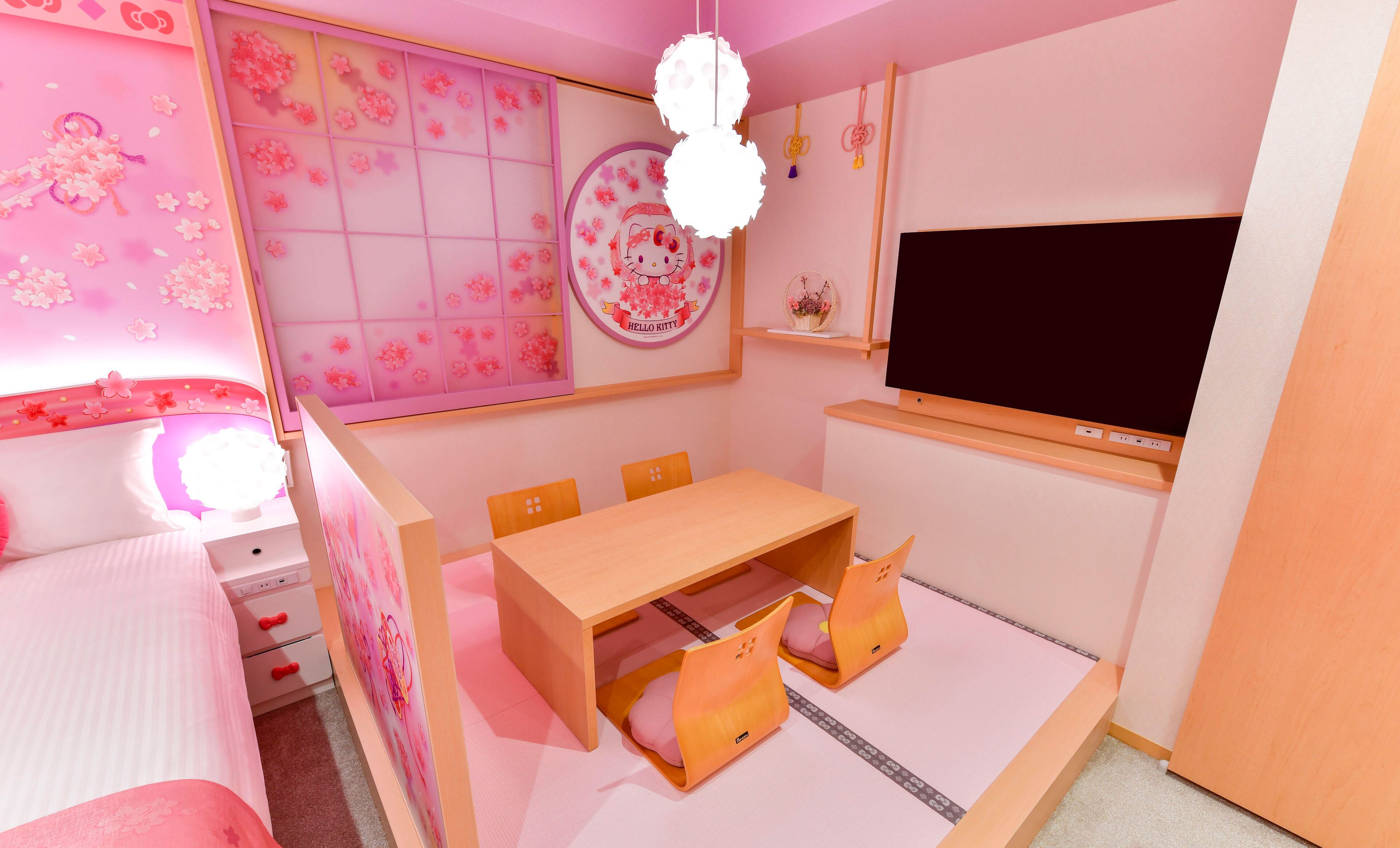 Chambre Quadruple, non-fumeurs (Hello Kitty Room -Sakura Tennyo-) | Coffres-forts dans les chambres, bureau, rideaux occultants