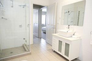 Apartamento, 2 quartos | Comodidades do banheiro | Produtos de toalete grátis, secador de cabelo, toalhas de banho