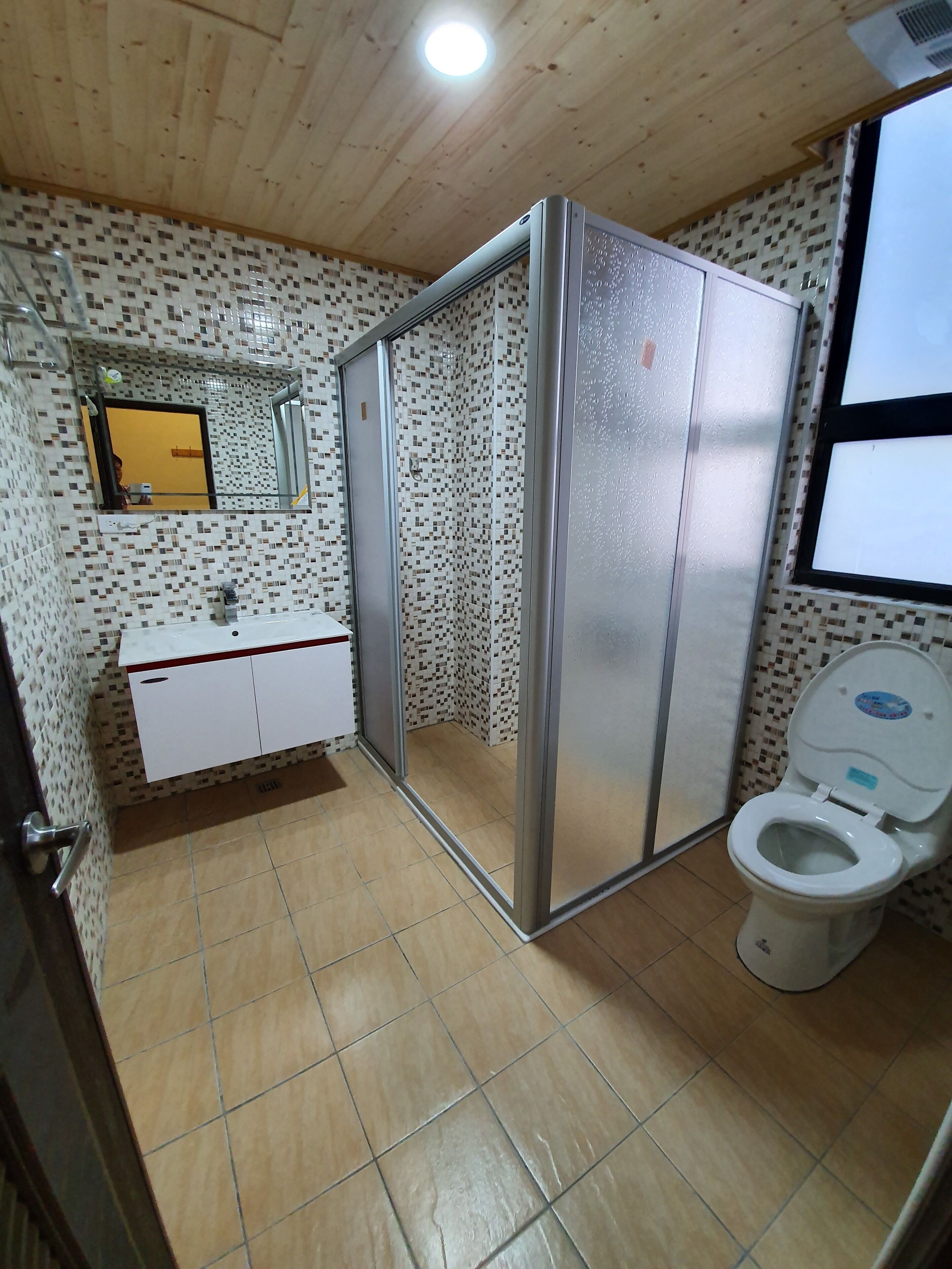 Douche, articles de toilette gratuits, sèche-cheveux, chaussons