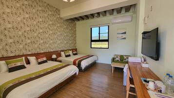 Kamar Quadruple (B106) | Meja kerja, kedap suara, dan Wi-Fi gratis