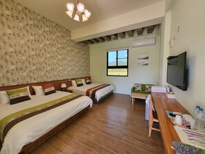 Quadruple Room (B106) | Desk, soundproofing, free WiFi