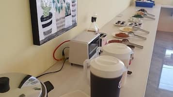 Sudah termasuk sarapan masakan setempat setiap hari