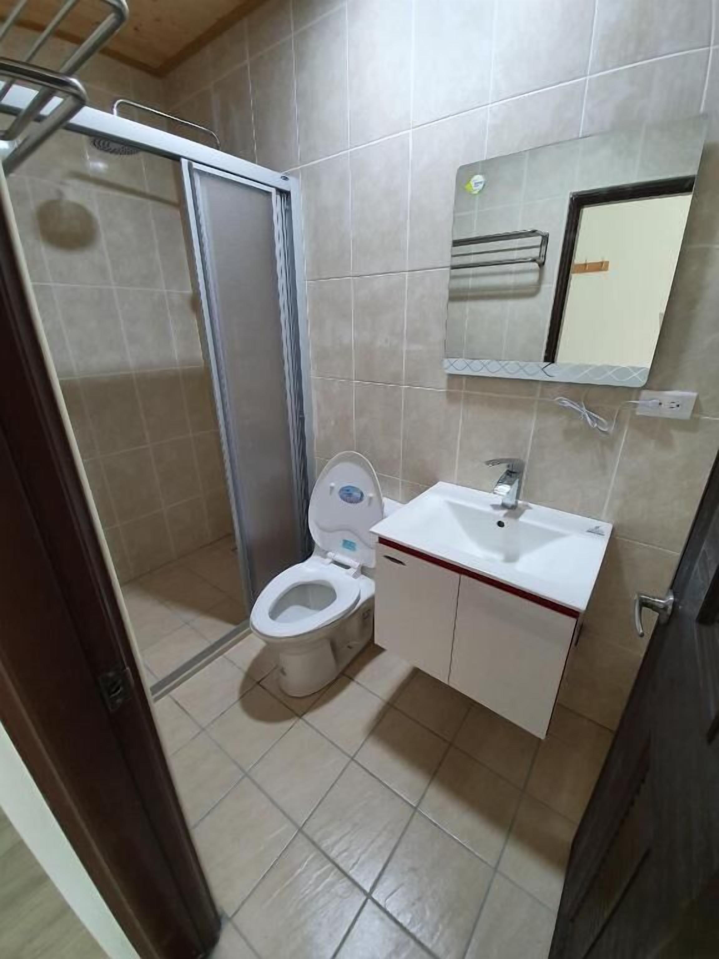Une petite salle de bain avec des toilettes, un lavabo et un miroir.