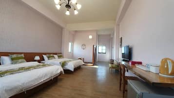 Quadruple Room (B101) | Desk, soundproofing, free WiFi