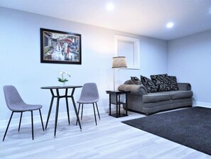 Interior - A5 Luxurious Garden Unit Near Chicago (Forest Park)