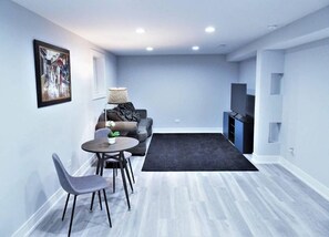 Interior - A5 Luxurious Garden Unit Near Chicago (Forest Park)