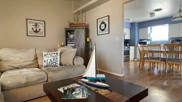 Smart TV, chimenea y libros