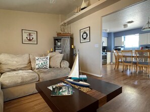 Smart TV, chimenea y libros