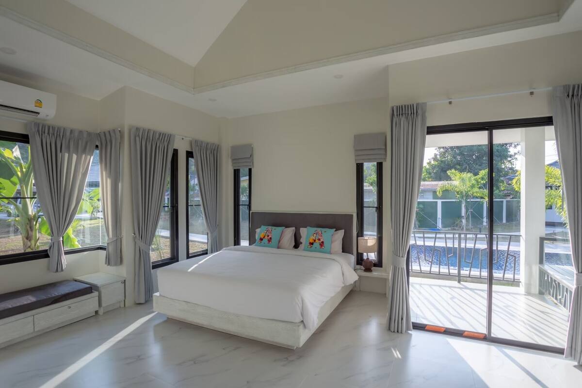Villa | Blackout drapes, soundproofing, iron/ironing board, WiFi (free)