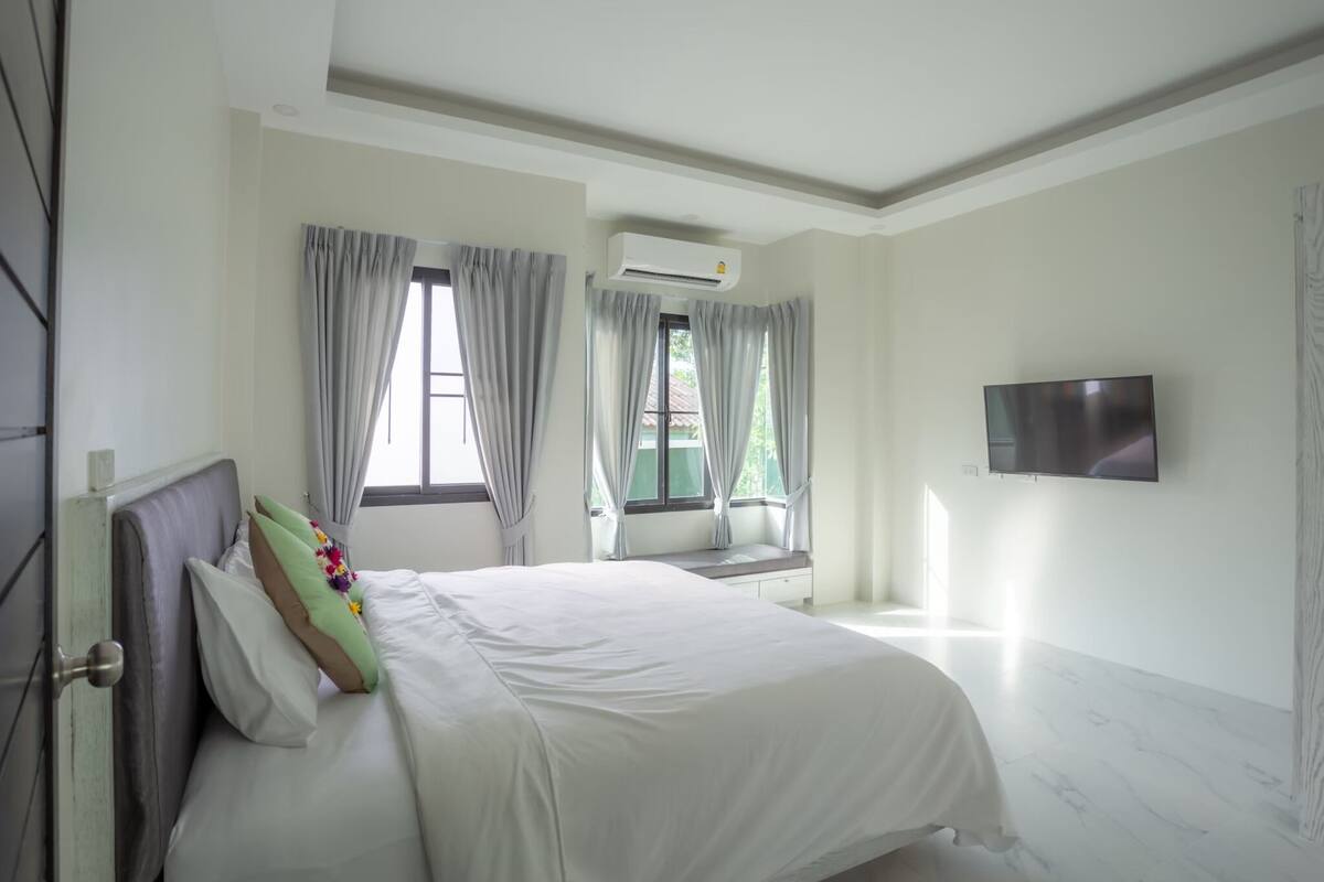 Villa | Blackout drapes, soundproofing, iron/ironing board, WiFi (free)