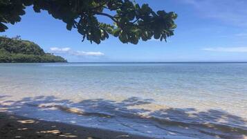 Vlak bij het strand, ligstoelen, strandlakens