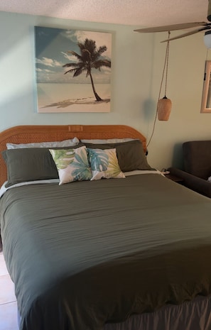 Iron/ironing board, free WiFi, bed sheets - Princeville Delight! COLD A/C, Sleeps 4, Pool & Jacuzzi, Private Lanai & Space (Princeville)