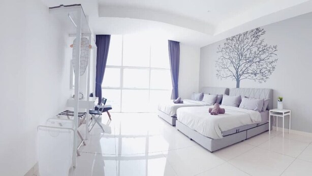 A modern bedroom with a large bed, a desk, and a chair. - KSL D’Esplanade by Antlerzone (Johor Bahru)