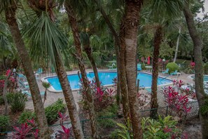 A heated pool - ⚓Sun Eagle Condo! Cozy condo w/workspace and community pool!⚓🌅 (Bradenton)
