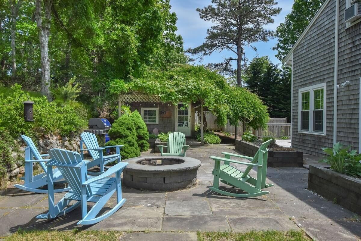 Spacious w/ Large Outdoor Area Fire Pit!