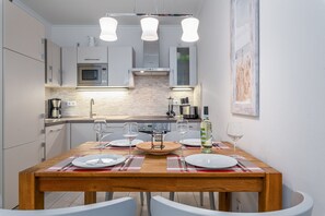 Kylskåp, mikrovågsugn, ugn och diskmaskin