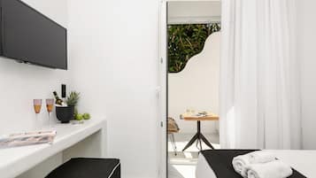 2 bedrooms, travel crib, free WiFi, bed sheets