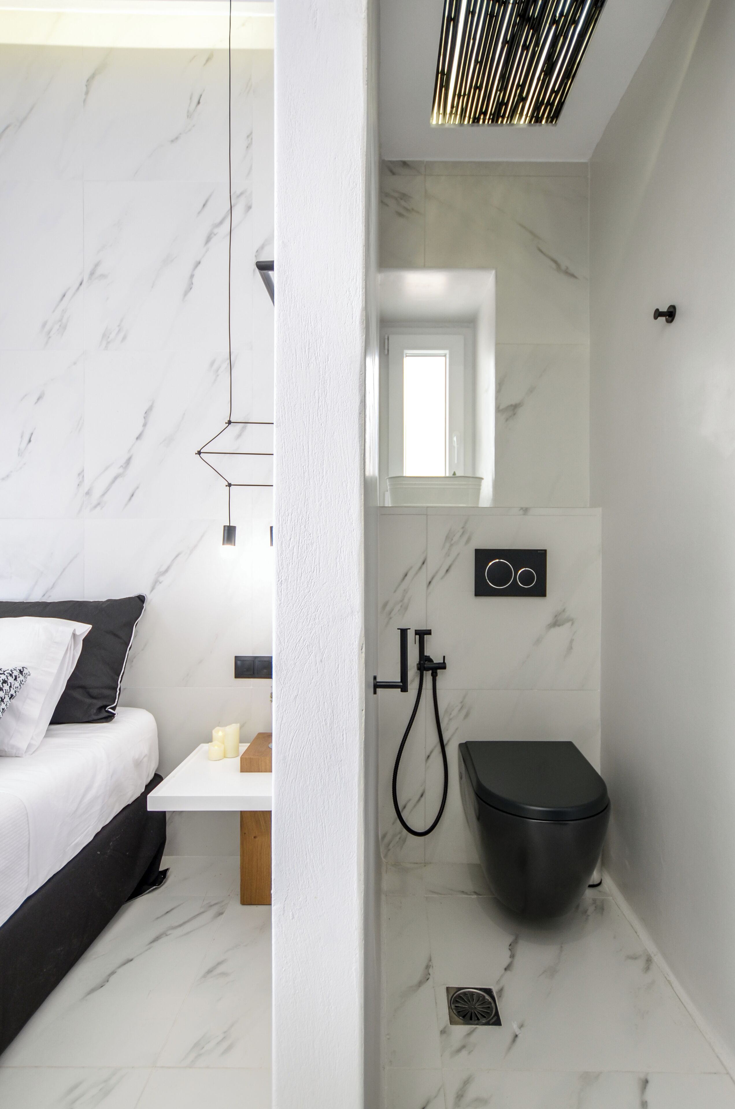 Combined shower/tub, hair dryer, towels