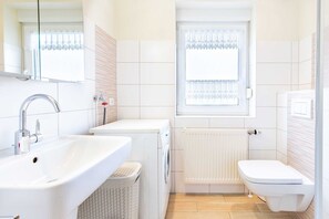 Dusche, Haartrockner, Seife, Toilettenpapier