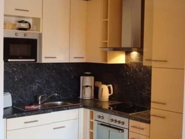 Een koelkast, een magnetron, een oven, een vaatwasser